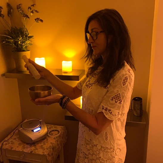 Lavinia Park profile picture holding a sound bowl in a low lit room